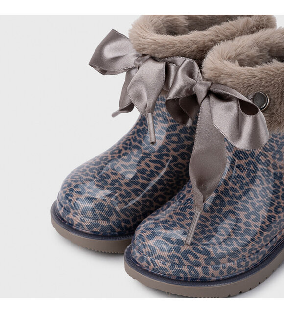 Igor Regenlaarsjes met strik