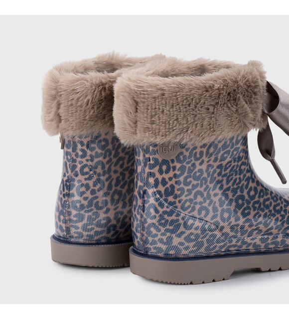 Igor Regenlaarsjes met strik