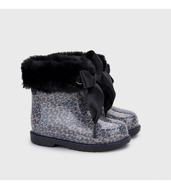 Igor Regenlaarsjes met strik