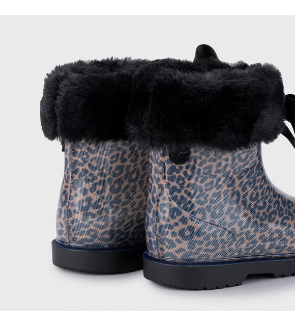 Igor Regenlaarsjes met strik