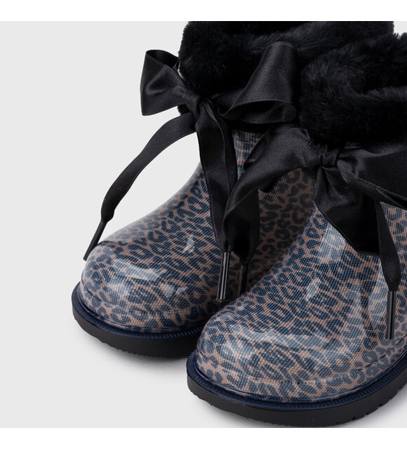 Igor Regenlaarsjes met strik