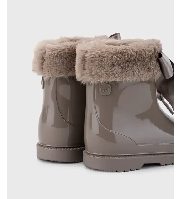 Igor Regenlaarsjes met strik