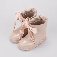 Igor Regenlaarsjes met strik