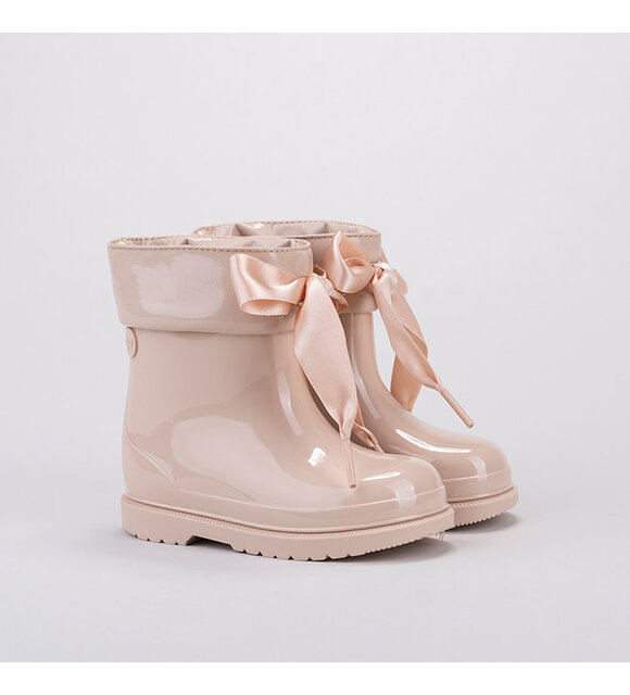 Igor Regenlaarsjes met strik