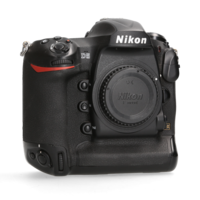 Nikon D5- 184.108 kliks