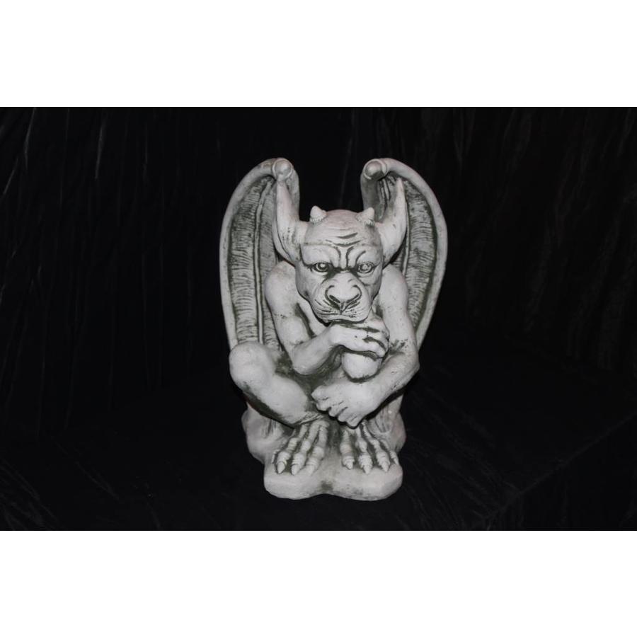 Betonnen beeld van een denkende waterspuwer in gotische stijl-2