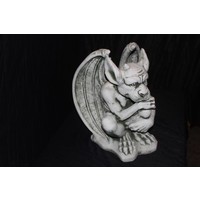 thumb-Betonnen beeld van een denkende waterspuwer in gotische stijl-1