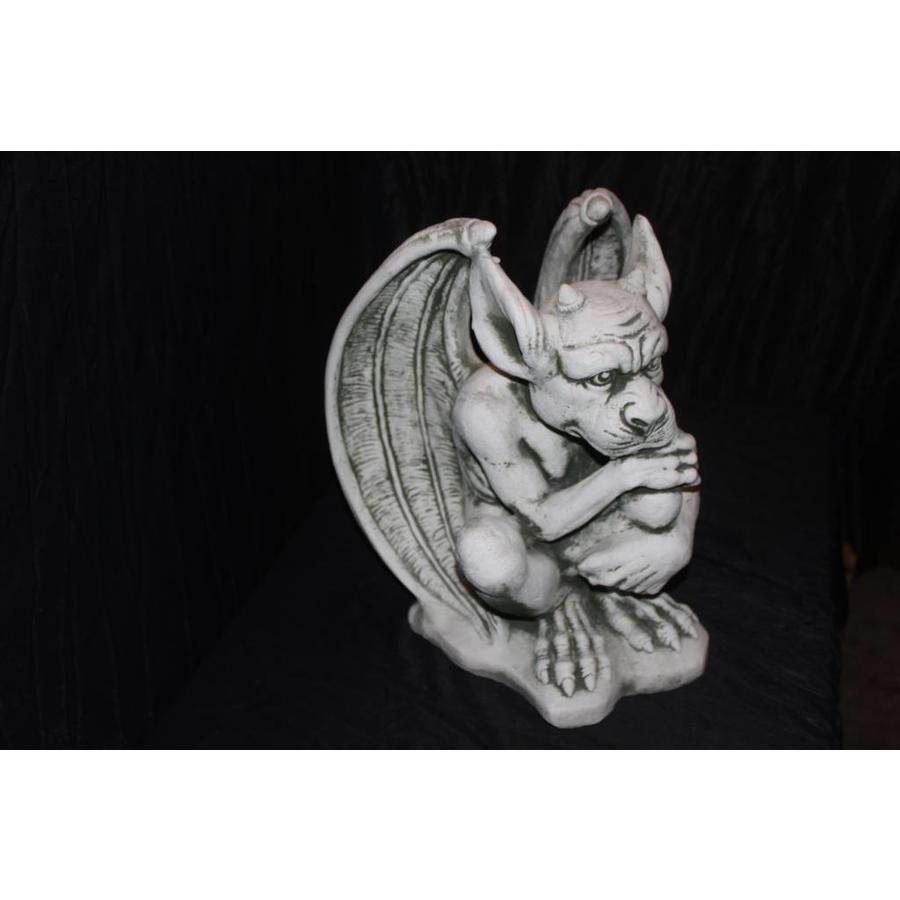 Betonnen beeld van een denkende waterspuwer in gotische stijl-1