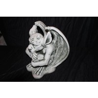 thumb-Betonnen beeld van een denkende waterspuwer in gotische stijl-3