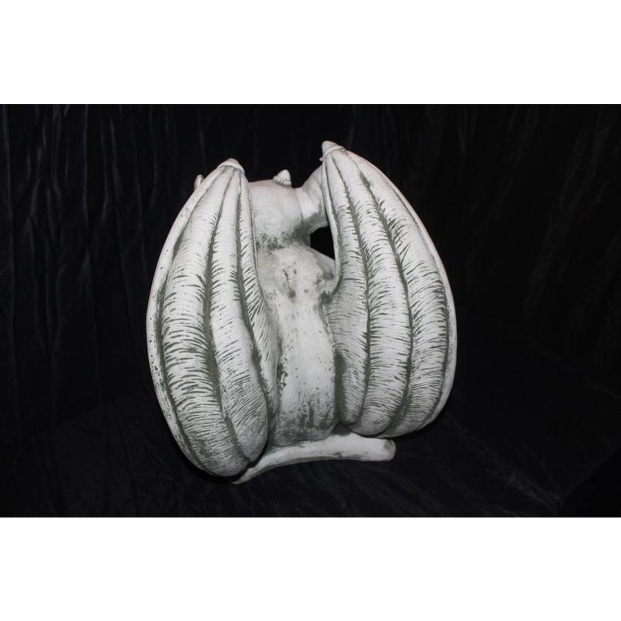 Betonnen beeld van een denkende waterspuwer in gotische stijl-4