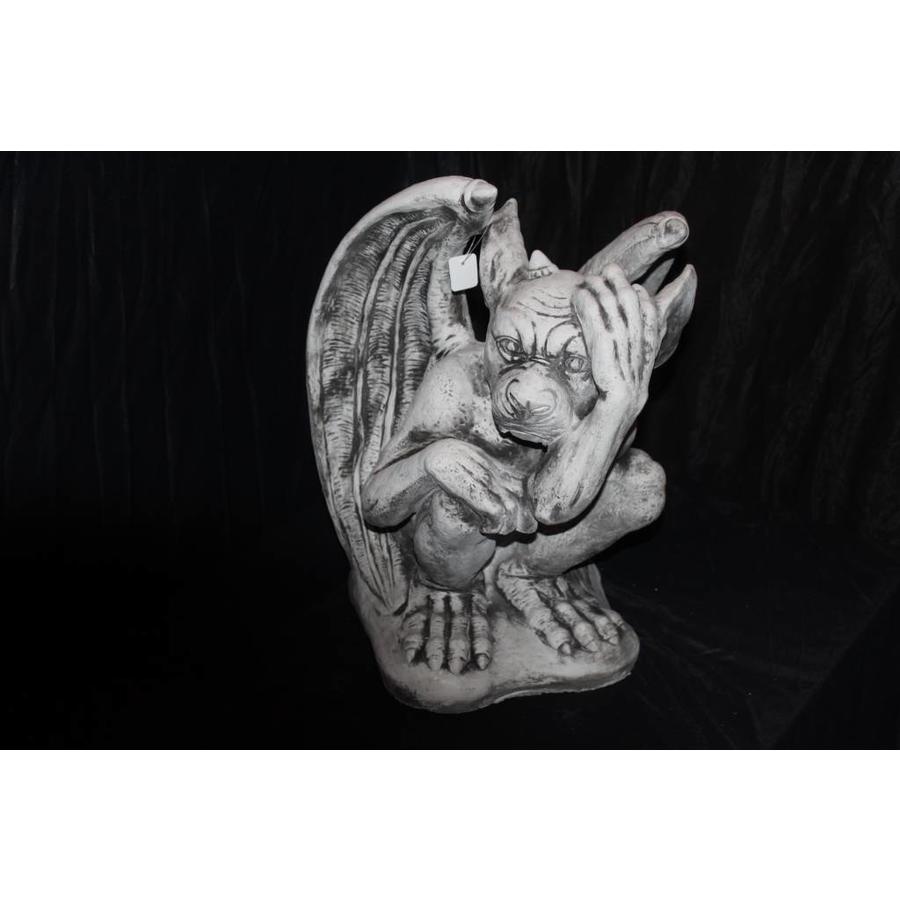 Betonnen beeld van een waterspuwer of gargouille in gothic stijl-1