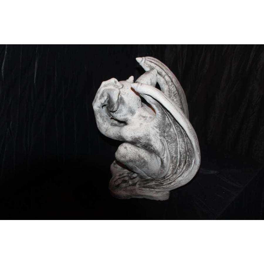 Betonnen beeld van een waterspuwer of gargouille in gothic stijl-3