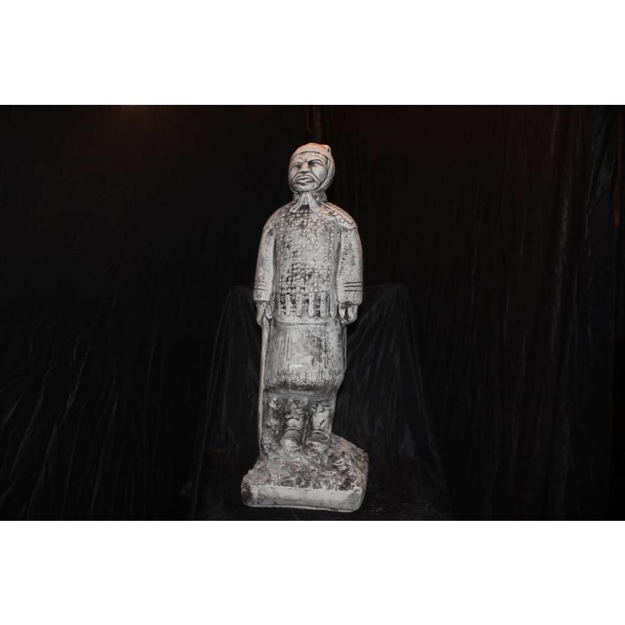 Betonnen beeld van een Chinese soldaat geïnspireerd op het terracotta leger-1