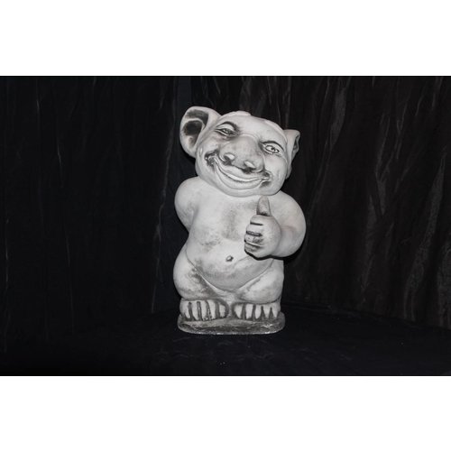 Betonnen beeld trol met opgestoken duim 