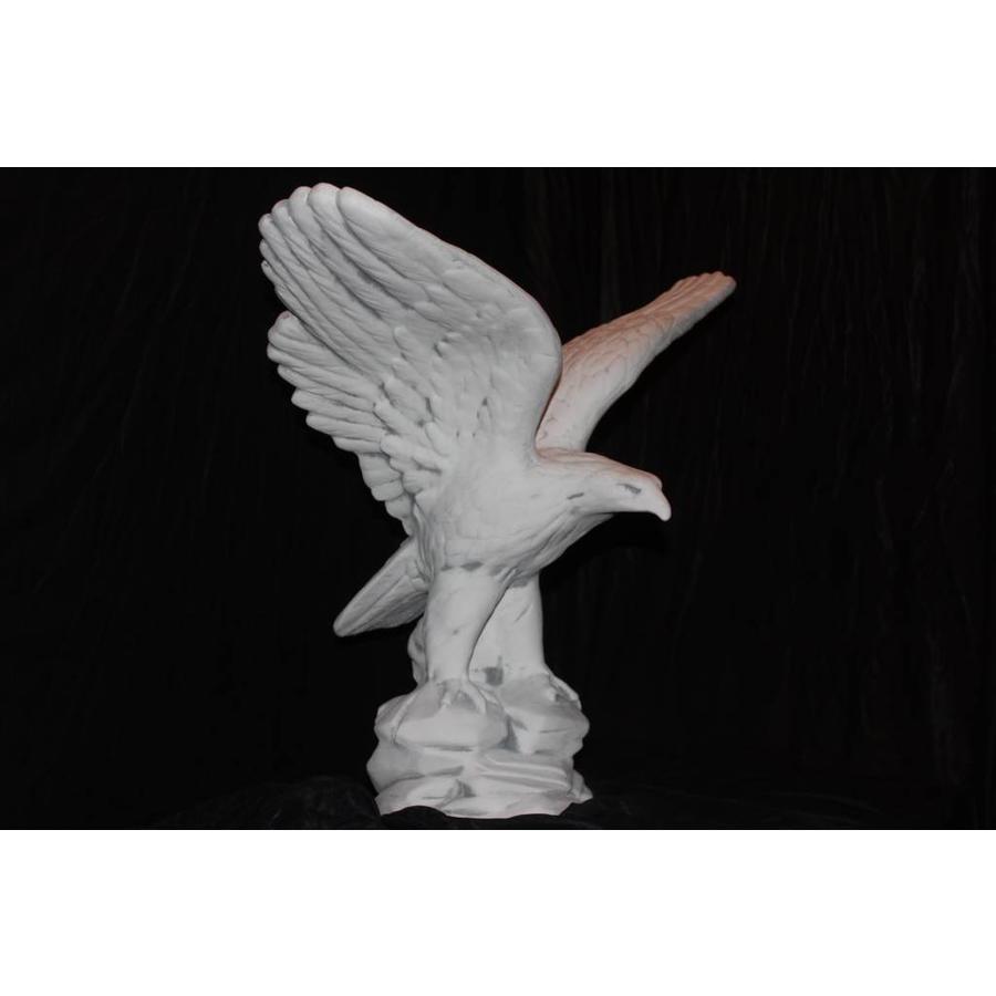 Betonnen beeld van een adelaar of arend met gespreide vleugels-1