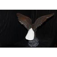 Betonnen beeld van een adelaar of arend met gespreide vleugels