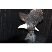 Betonnen beeld van een adelaar of arend met gespreide vleugels