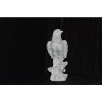 thumb-Betonnen roofvogel op boomtak-1