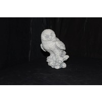 thumb-Betonnen beeld van een steenuil zittend op een boomstronk – decoratief tuinbeeld-1