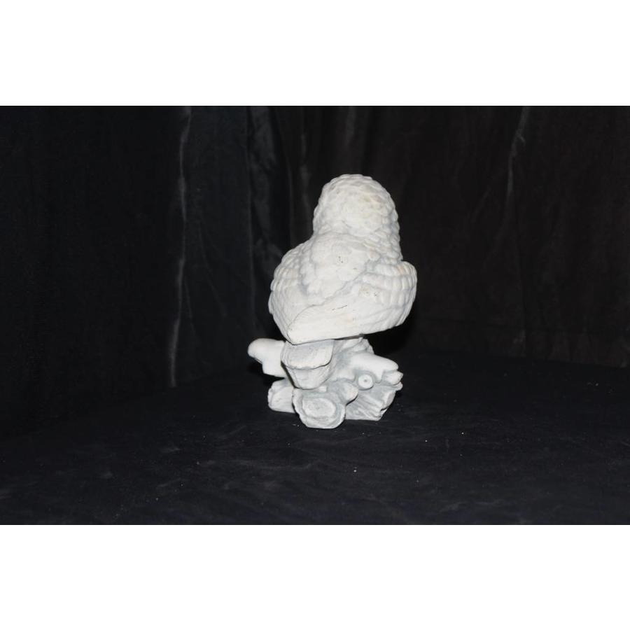 Betonnen beeld van een steenuil zittend op een boomstronk – decoratief tuinbeeld-3