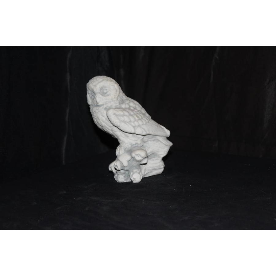 Betonnen beeld van een steenuil zittend op een boomstronk – decoratief tuinbeeld-4
