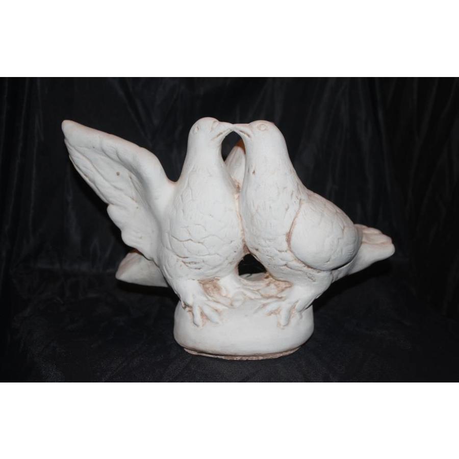 Betonnen beeld van een tortelend duivenpaar – perfect huwelijkscadeau-1