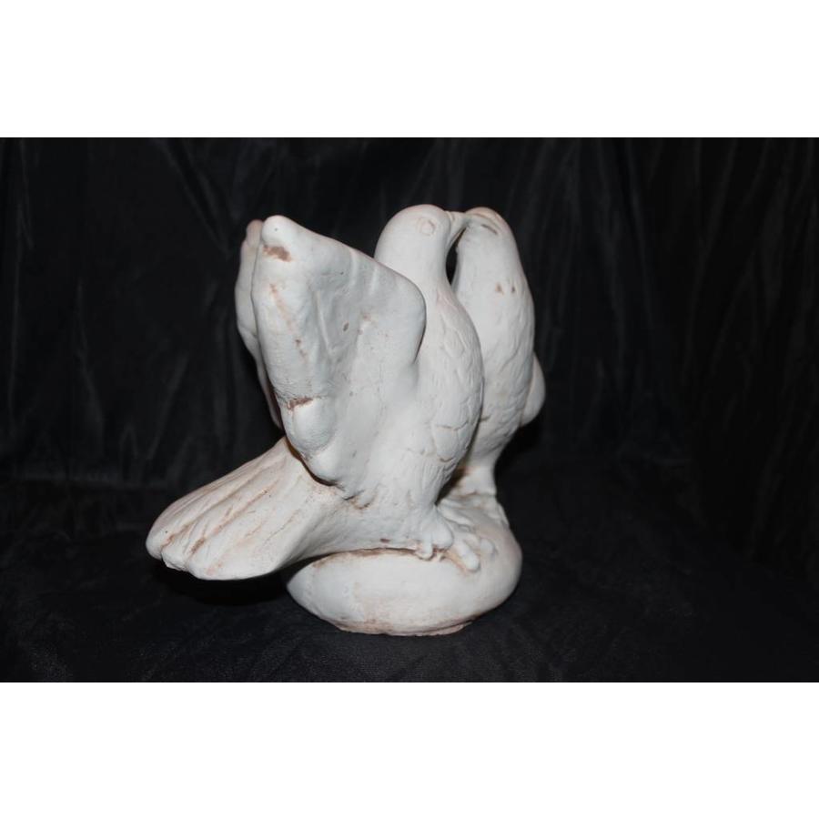 Betonnen beeld van een tortelend duivenpaar – perfect huwelijkscadeau-2