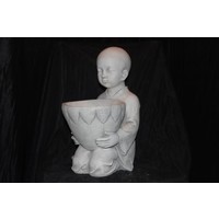 thumb-Betonnen beeld van jonge boeddhistische monnik met rijstkom – Tuinbeeld en plantenbakje-2