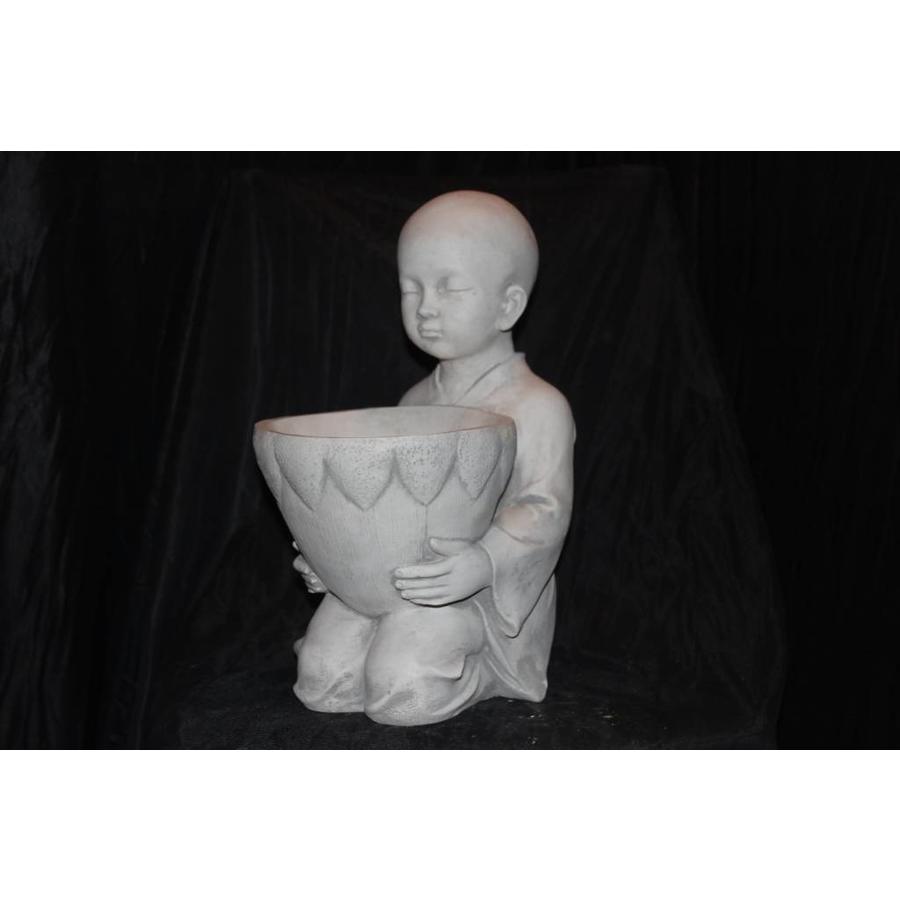 Betonnen beeld van jonge boeddhistische monnik met rijstkom – Tuinbeeld en plantenbakje-2