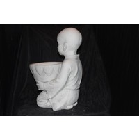 Betonnen beeld van jonge boeddhistische monnik met rijstkom – Tuinbeeld en plantenbakje