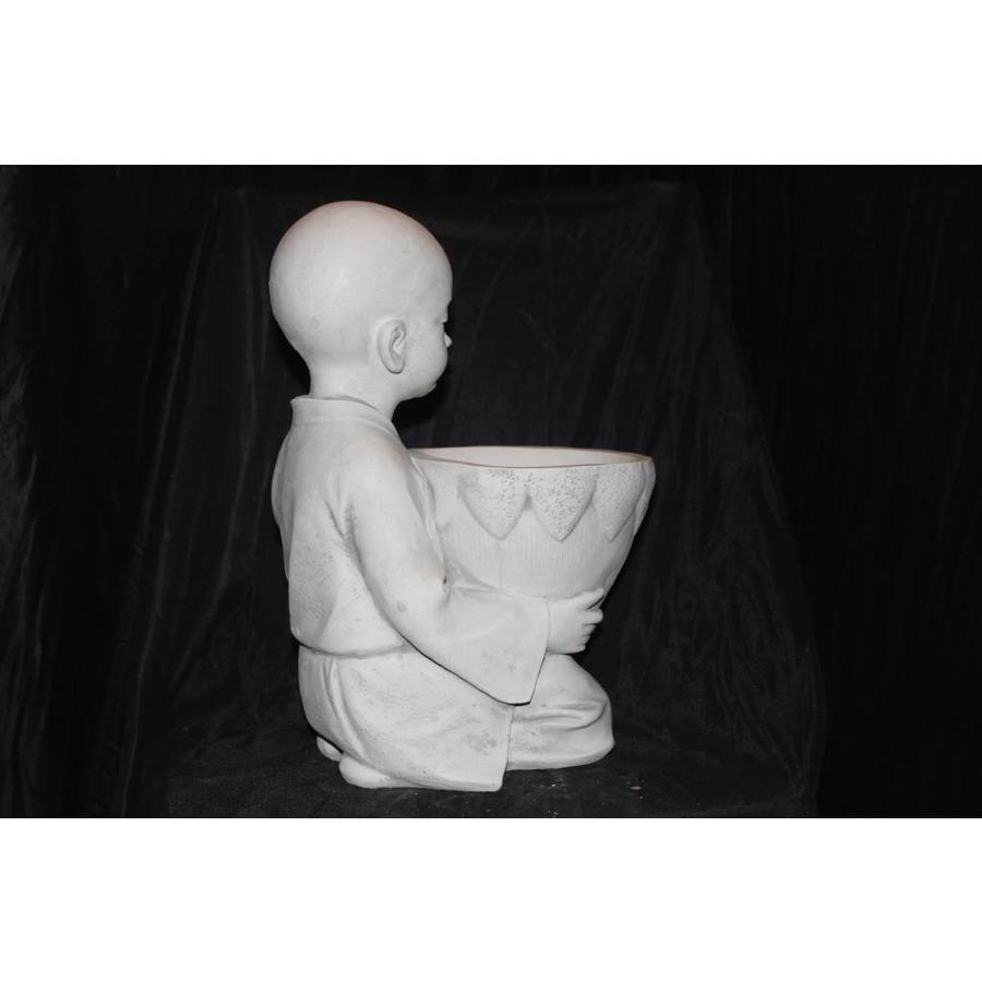 Betonnen beeld van jonge boeddhistische monnik met rijstkom – Tuinbeeld en plantenbakje-4