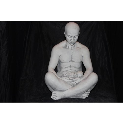 Betonnen beeld man met kind 