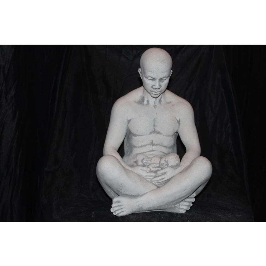Betonnen beeld van een man met kind – Spiritueel en decoratief tuinbeeld-1