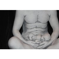 thumb-Betonnen beeld van een man met kind – Spiritueel en decoratief tuinbeeld-2