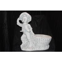 Betonnen beeld van een jongetje met plantenbakje – Decoratief tuin- en vensterbankbeeld