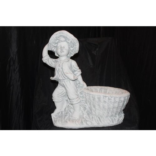 Betonnen beeld jongetje met plantenbakje 