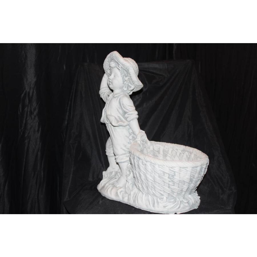 Betonnen beeld van een jongetje met plantenbakje – Decoratief tuin- en vensterbankbeeld-2