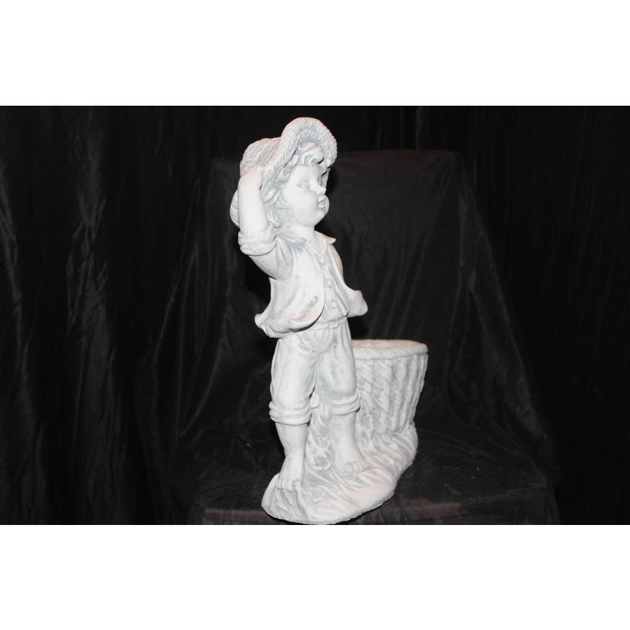 Betonnen beeld van een jongetje met plantenbakje – Decoratief tuin- en vensterbankbeeld-3