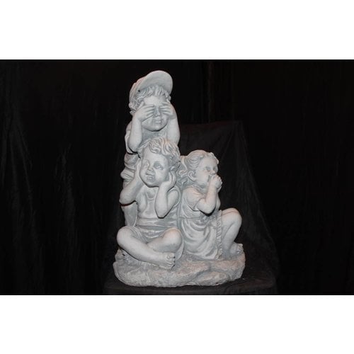 Betonnen beeld drie kinderen “Horen, zien en zwijgen” 