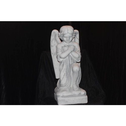 Betonnen beeld engel knielend 