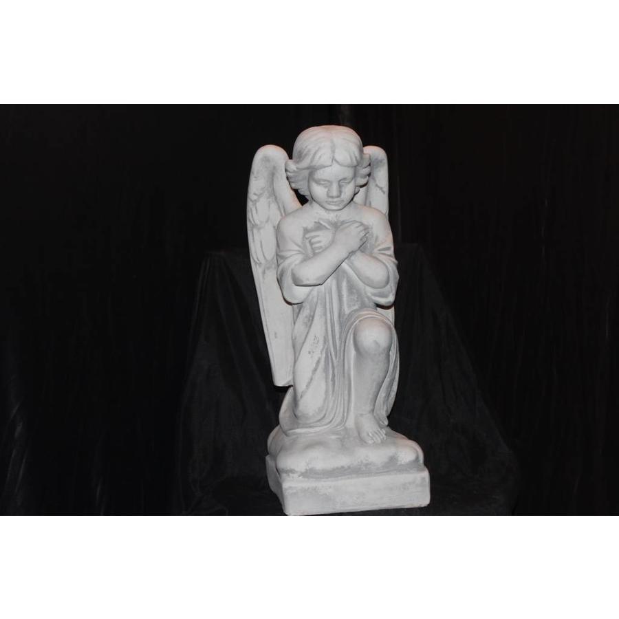 Betonnen beeld engel knielend biddend voor graf of tuin-1