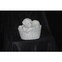 Betonnen plantenbakje met twee spelende puppy’s