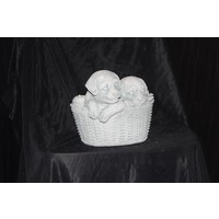 Betonnen plantenbakje met twee spelende puppy’s
