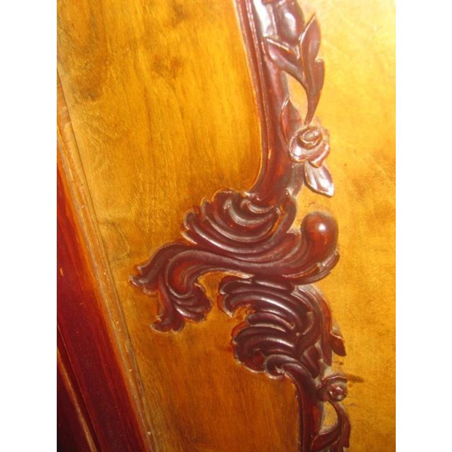 Antiek mahonie kabinet uit 1920 met sierlijke lades, schappen en houtsnijwerk-5