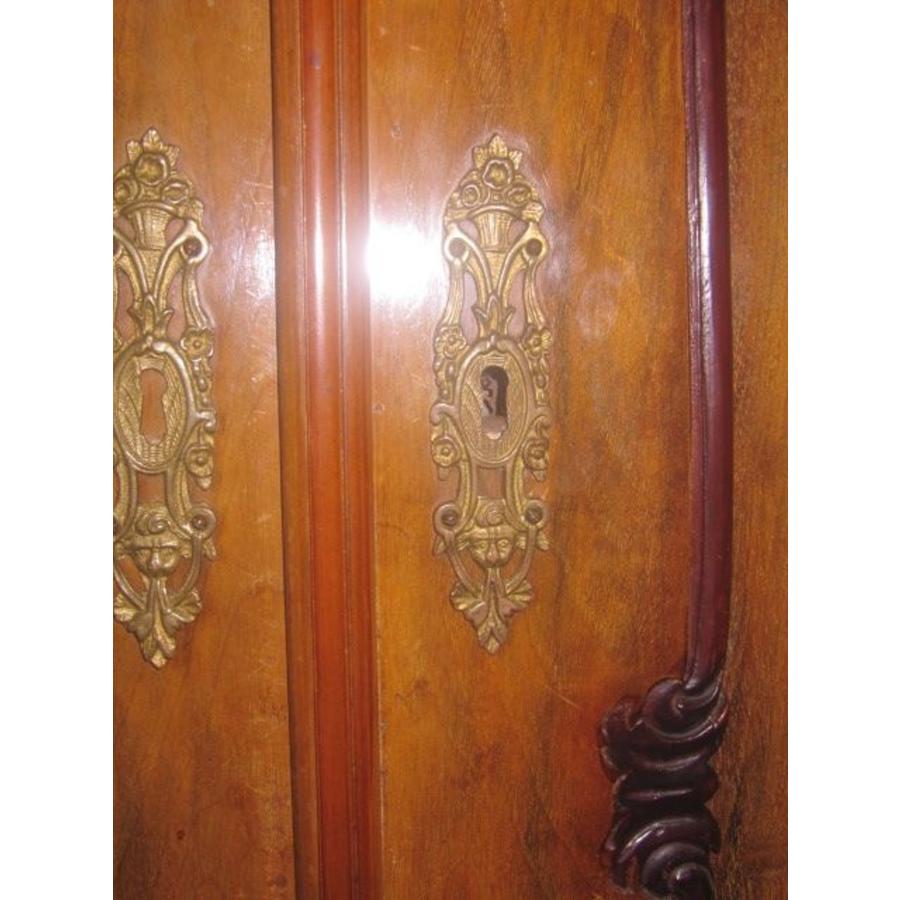 Antiek mahonie kabinet uit 1920 met sierlijke lades, schappen en houtsnijwerk-6