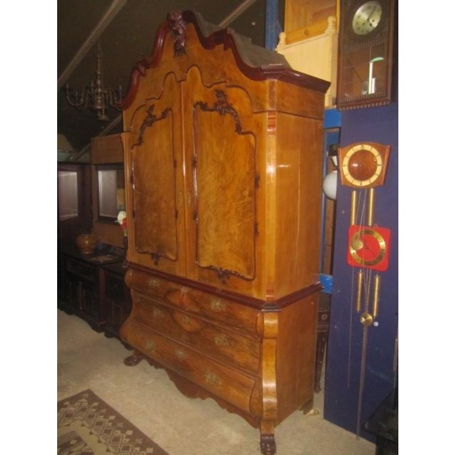 Antiek mahonie kabinet met houtsnijwerk en klauwpoten-1