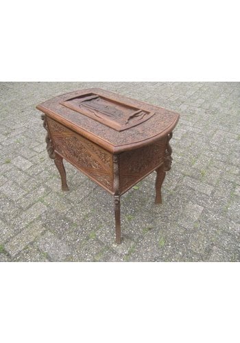 Antieke naaikist houtsnijwerk 