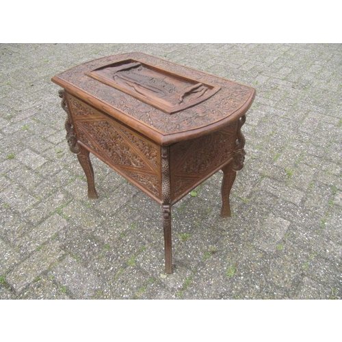 Antieke naaikist houtsnijwerk 