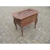 thumb-Antieke naaikist uit 1920 met sierlijk houtsnijwerk en vakverdeling-3