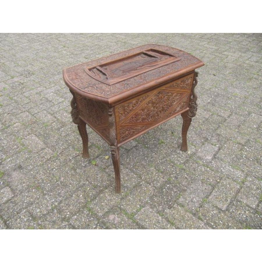 Antieke naaikist uit 1920 met sierlijk houtsnijwerk en vakverdeling-3